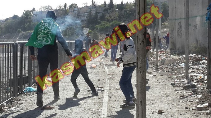 القدس: مواجهات عنيفة في شعفاط بعد جنازة رمزية لمنفذ عملية الدهس إبراهيم العكاري